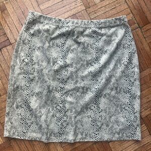 New York & Company stretchy Snake-Print Mini Skirt in Black & Cream- worn once